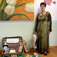 Märchenerzälerin Silvia Knapp weckt mit Gegenständen aus der alten Zeit erinnerungen bei den Teilnehmern